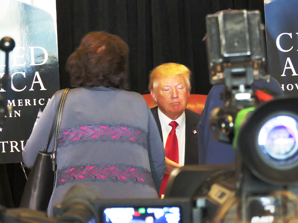 Donald Trump signerar böcker i Trump Tower